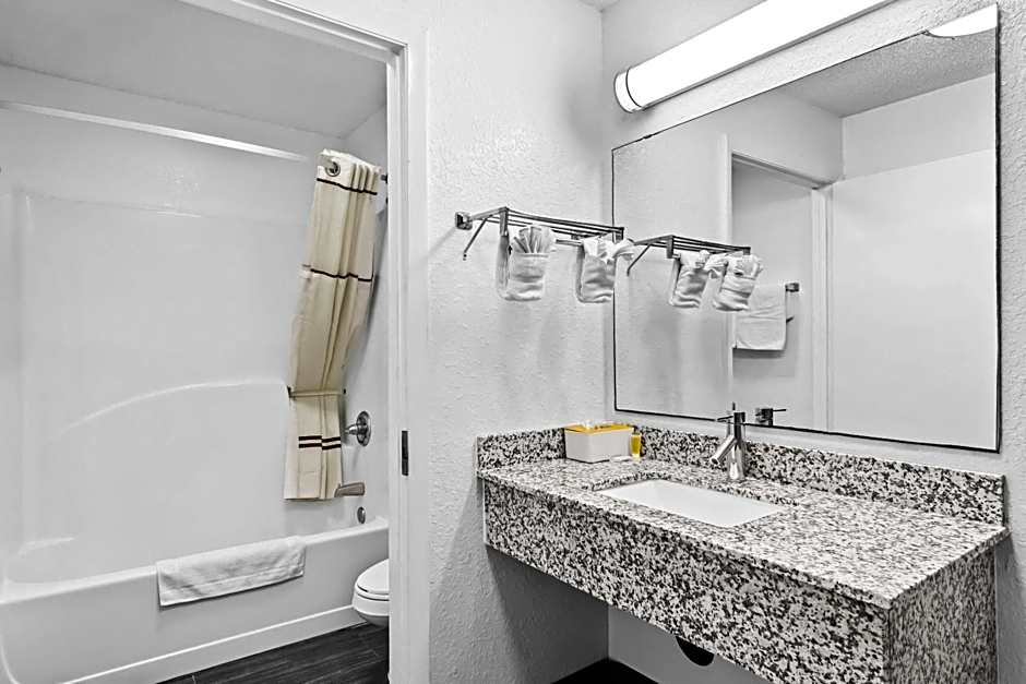 Travelodge Suites by Wyndham MacClenny