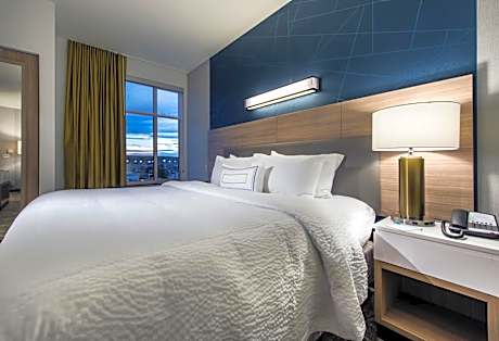 King Suite with Mountain View