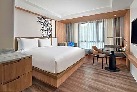 Superior King Room with Sofa Bed and City View