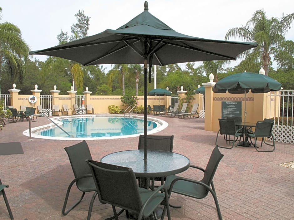 La Quinta Inn & Suites by Wyndham Naples Downtown