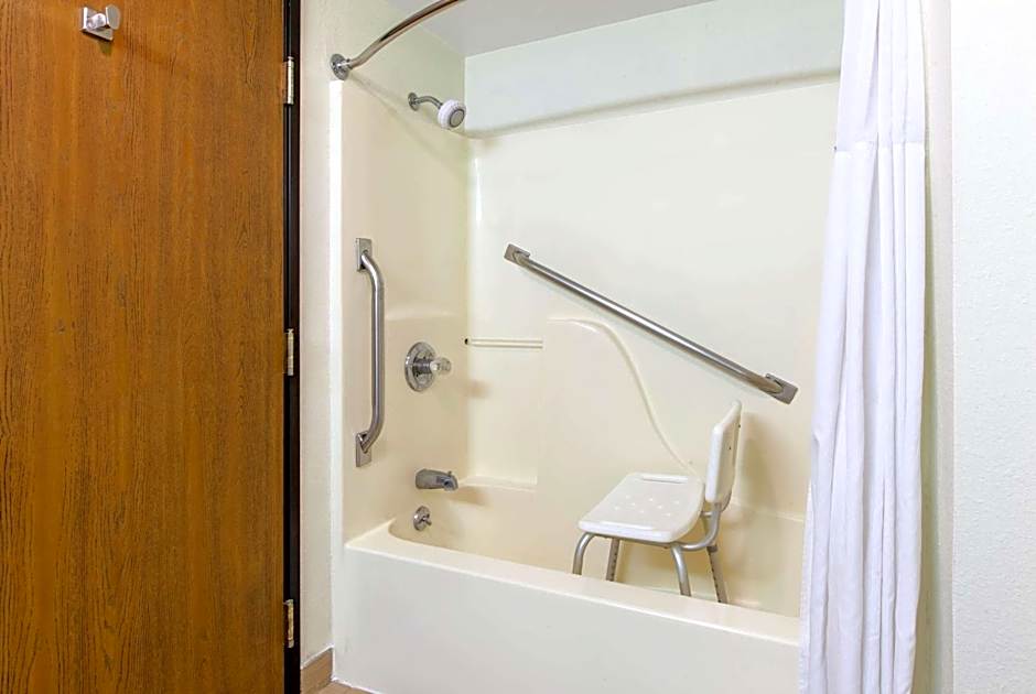 Photo 1 of 4 of 1 King Bed, Mobility Accessible, Grab Bars, Bathtub