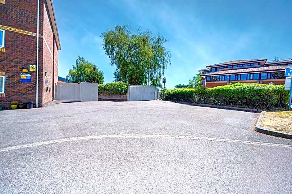 GO2 Gloucester Hotel by OYO