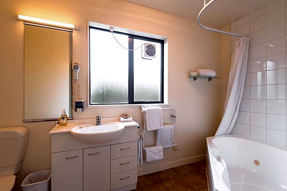 298 Westside Motor Lodge