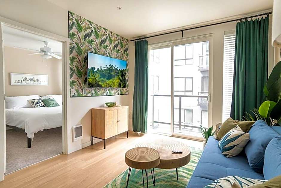 Palm Theme King Bed Paid Garage 55" 4k Smart T