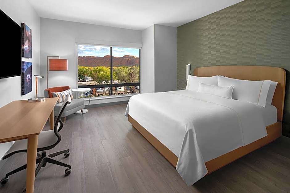 Photo 1 of 5 of 1 King Bed, Mountain View