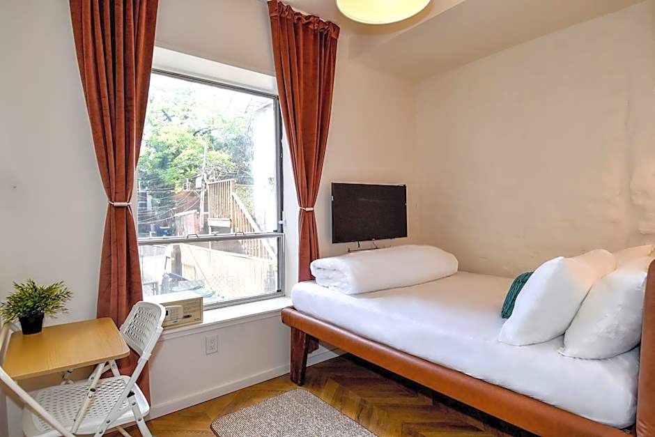 Highroad Hostel DC