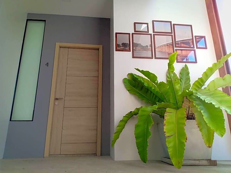 Home by the Bridge Hotel