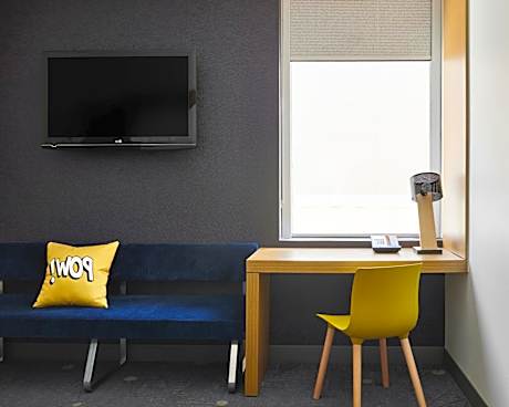 Corner King Room with City View - Top Floor