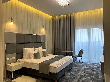 King Room with Roll-In Shower - Disability Access