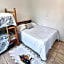KITNET S2 em TORRES-RS - Na mais bela praia Gaúcha - Cozinha - Banheiro - Ar condicionado - TV smart 32' - Wi-Fi - Estacionamento - Anfitriã Superhost no BnB
