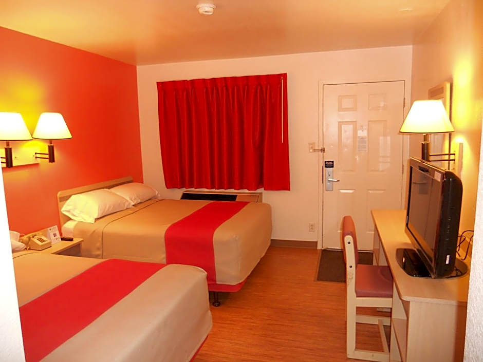 Motel 6-Des Moines, IA - North