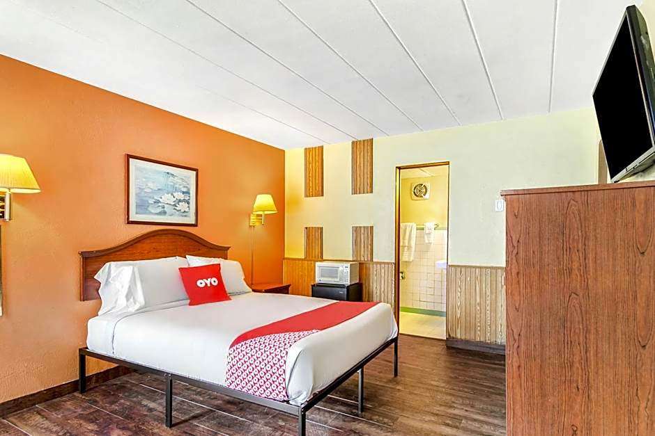 OYO Hotel Downtown Peoria IL I-74