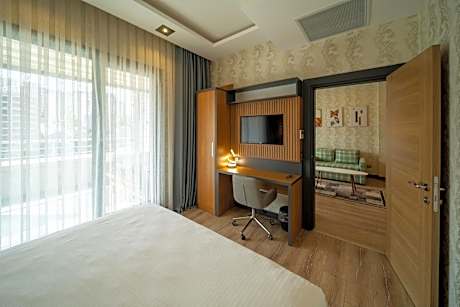 One-Bedroom King Suite - Top Floor/Smoking