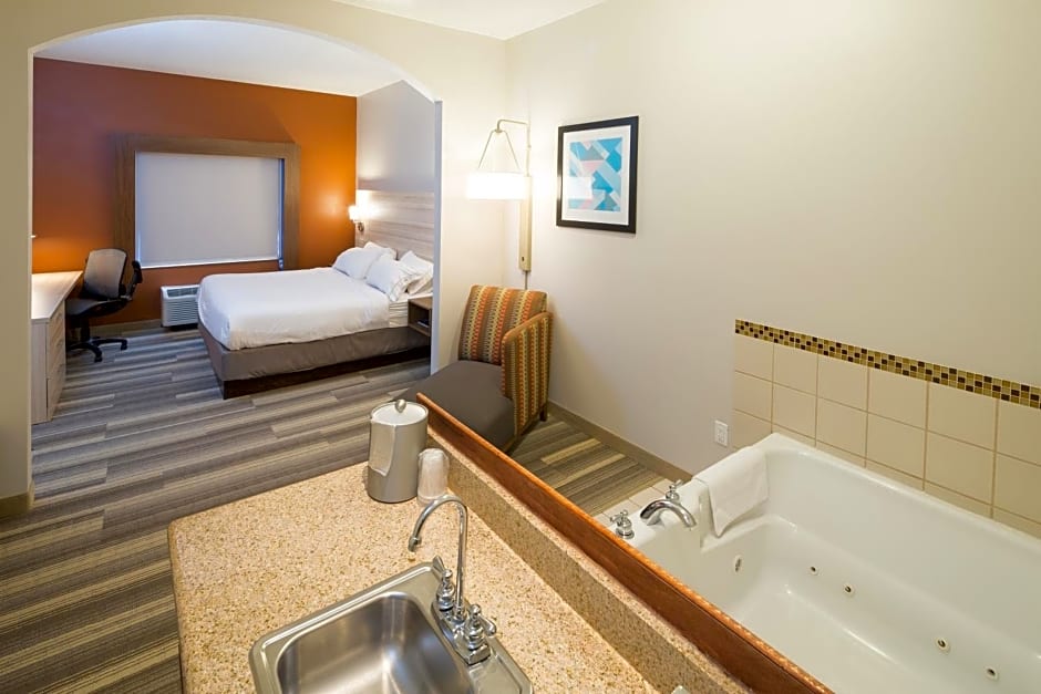 Holiday Inn Express Hotel & Suites Detroit-Utica by IHG