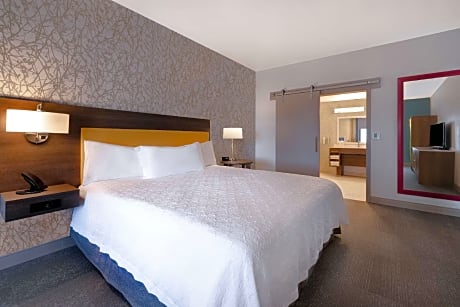 1KING MOBILTY/HEARING ACCESS RI SHWR SUITE NS