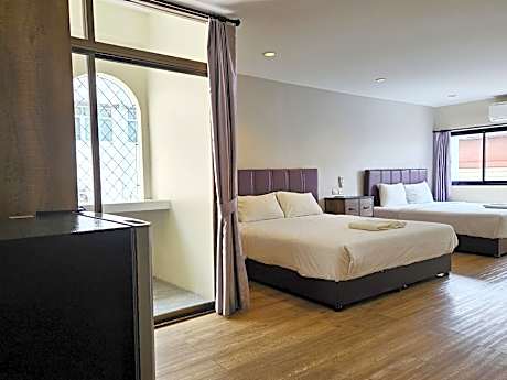 Family - 2 King Beds