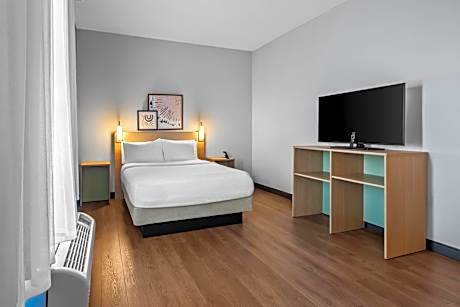 Two-Room Studio with One King Bed and One Queen Bed