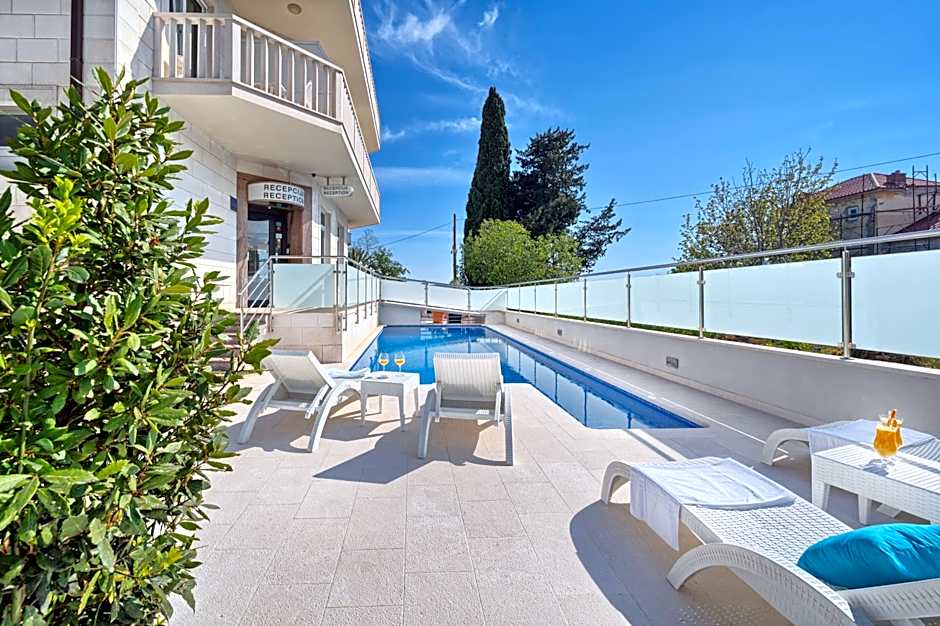 Hotel Riva Kaštela with swimming pool