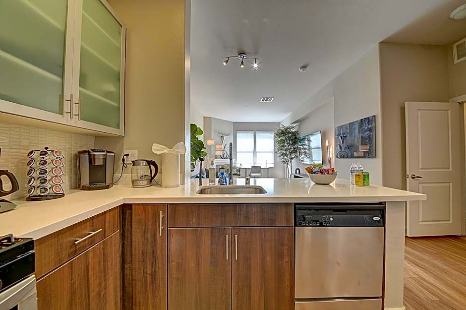 Penthouse One Bedroom Garden View Condo by UCLA