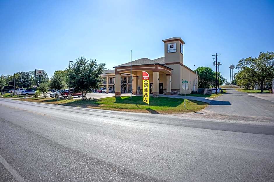 Moulton Inn & Suites By OYO