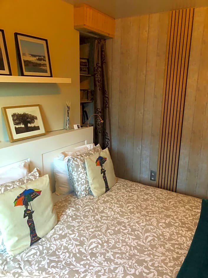 Selemo B&B - Business and leisure - guestroom with private entrance - ensuite bathroom - free parking