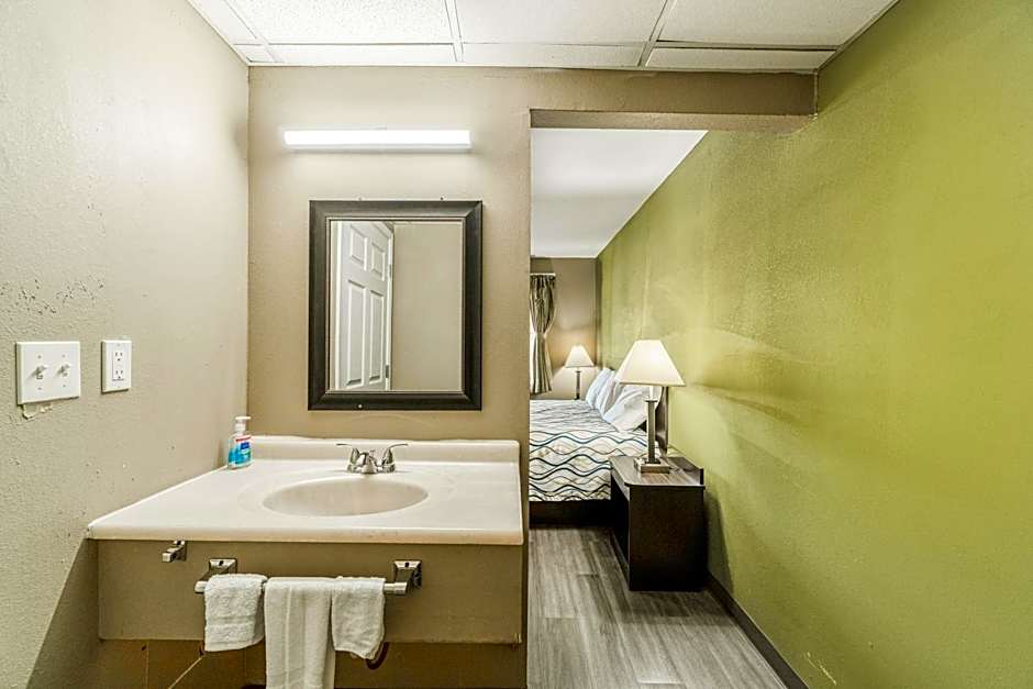 Deluxe Inn & Suites By OYO Miami OK