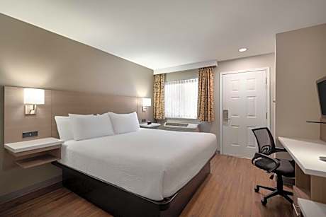 King Room with Roll-In Shower - Mobility Accessible/Non-Smoking