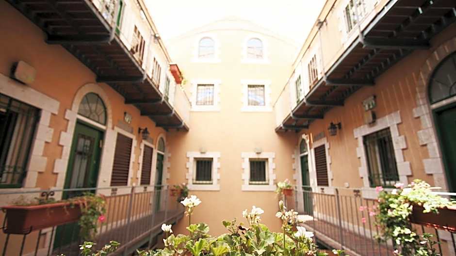 The Market Courtyard - Suites Hotel