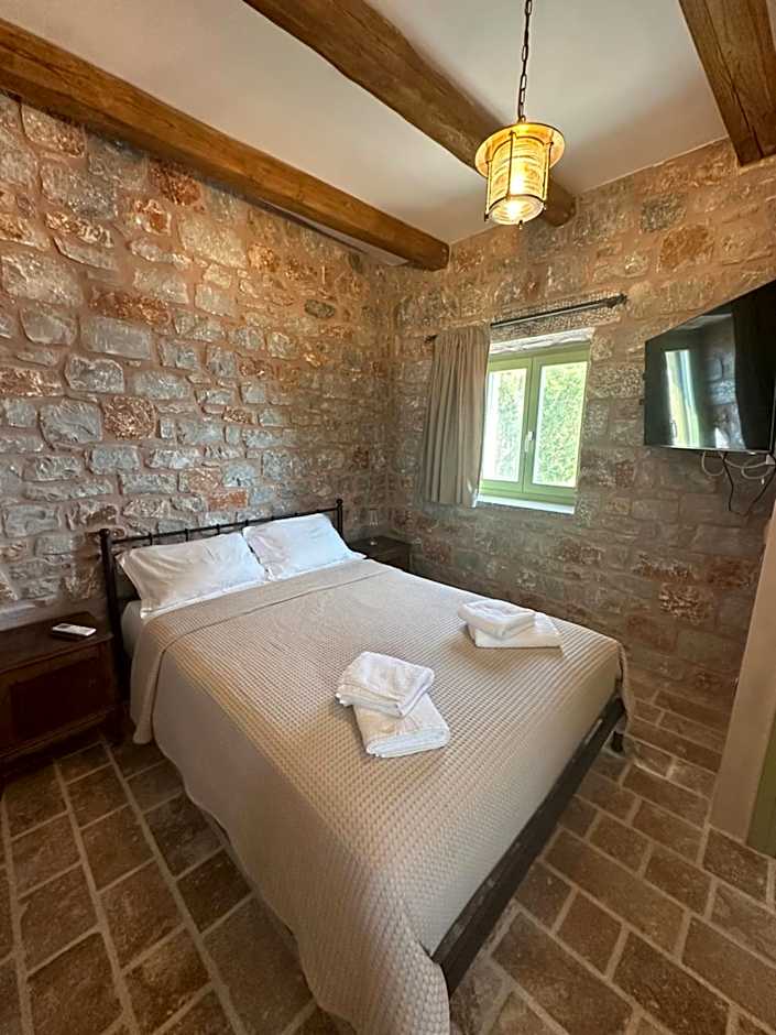 Arapis Rooms & Suites