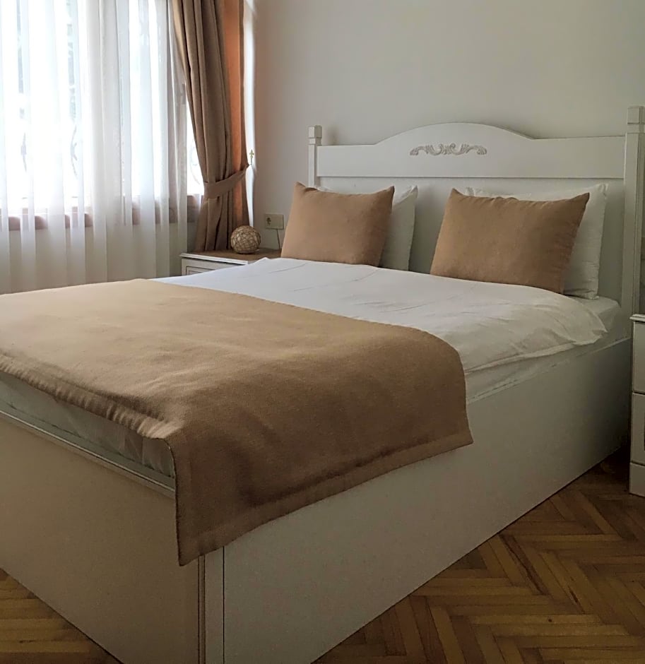 Old Town Deluxe Flats