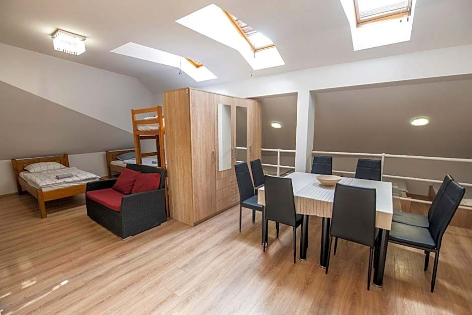 Foto 1 di 8 di Bed in 10-Bed Mixed Dormitory Room