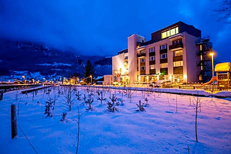 Hotel Sherlock Holmes & Khana Restaurant "nur 200 m zur Gondelbahn Hasliberg"
