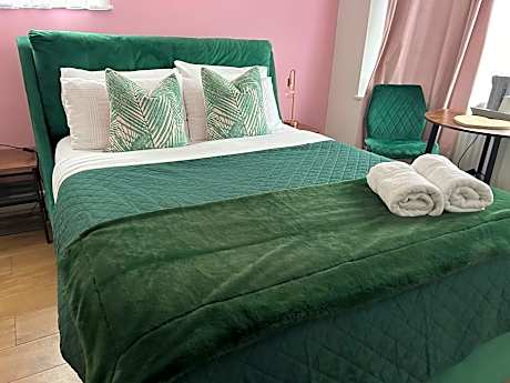 The Lily Pad near Poole Dorset Self contained private entrance and free parking