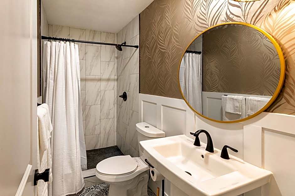 Updated Kihei Studio, Steps to Beach with Pool, Hot Tub & Parking