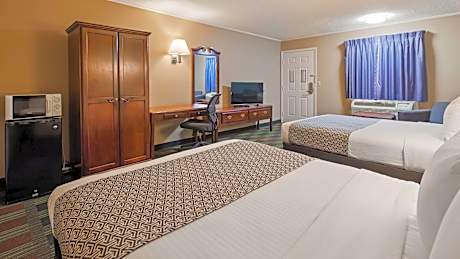 2 Queen Beds, Smoking Room, Microwave And Refrigerator, High Speed Internet Access, Full Breakfast