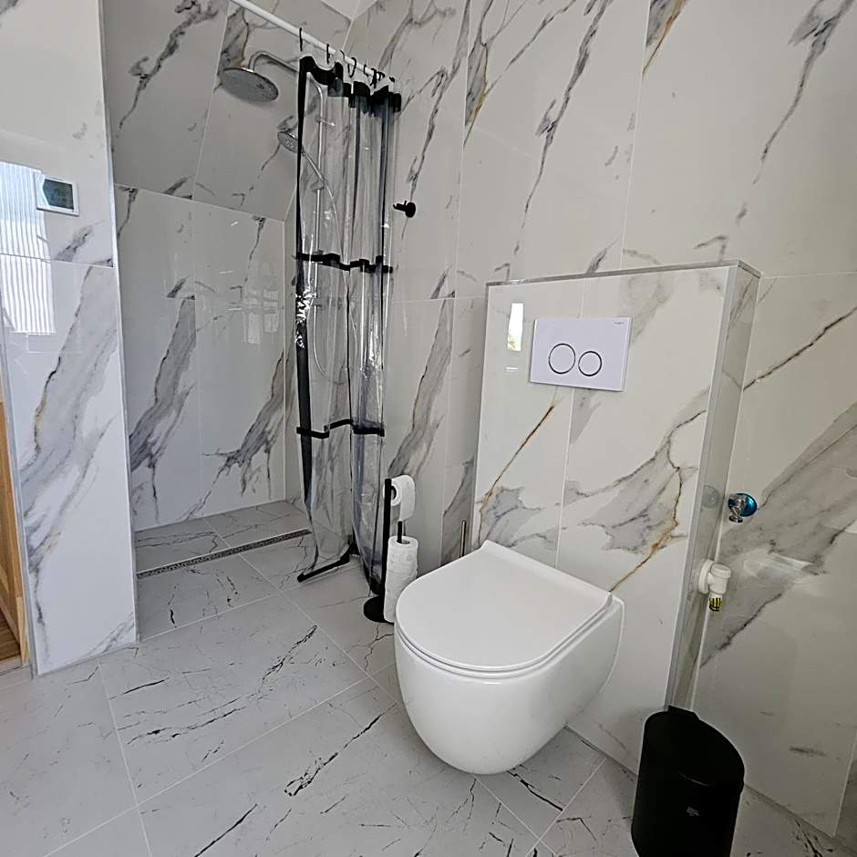 Przystań nad Sanem z widokiem na góry i rzekę