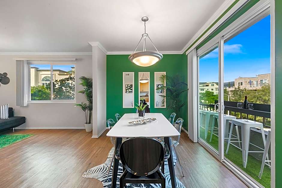 Beverly Hills Glamour Oasis 2 BR Apt with Parking 304