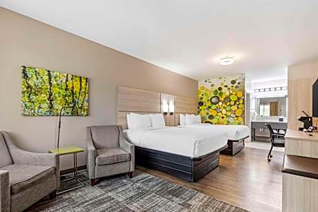 Efficiency Queen Suite with Two Queen Beds and Sofa bed - Non Smoking/Exterior Hall