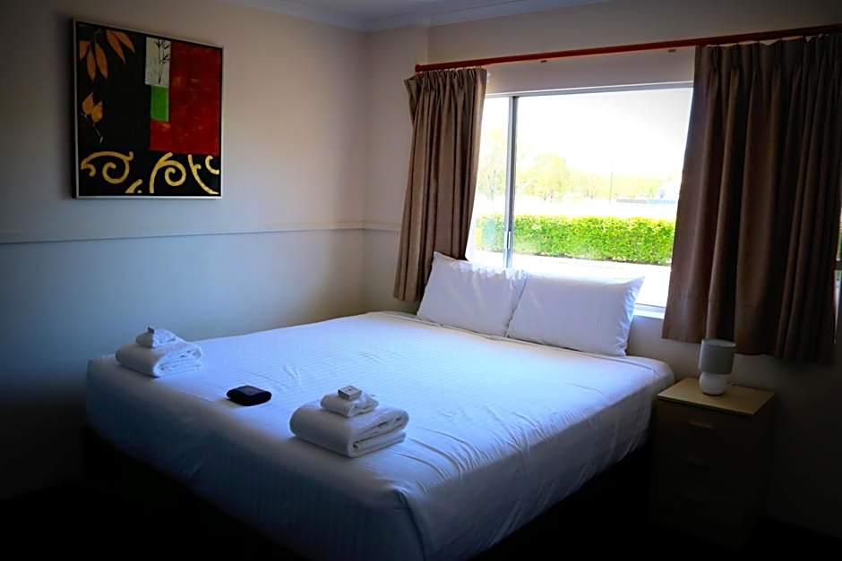 The Commercial Hotel Motel