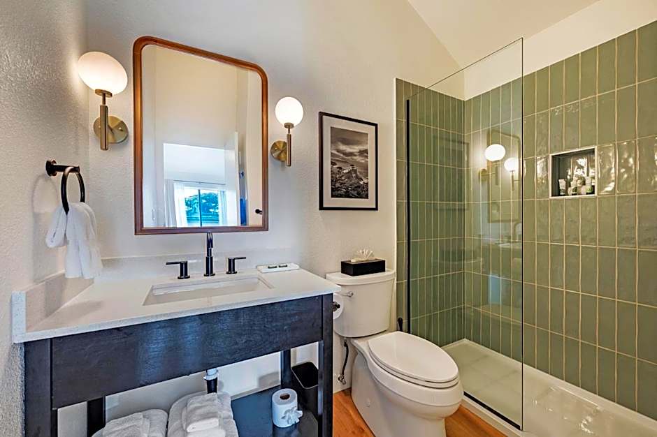 Bodega Coast Inn and Suites