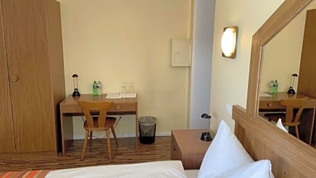 Standard Twin Room (1 Adult)