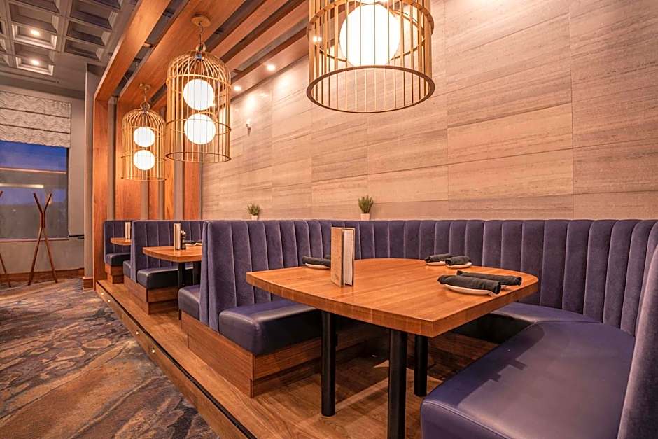 Sandman Signature Ottawa Airport Hotel