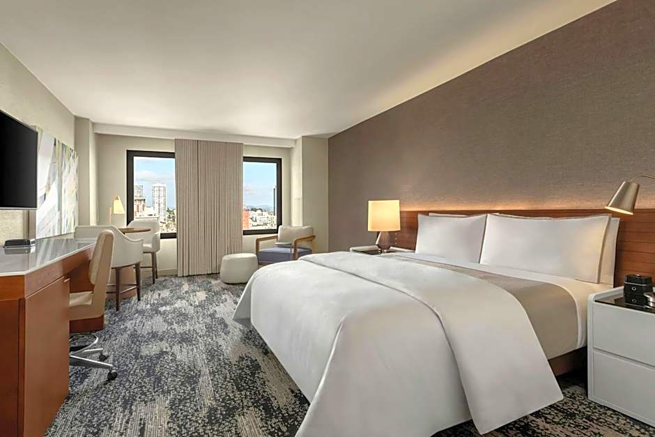 Photo 1 of 5 of Deluxe 1 King Bed Guestroom, City View