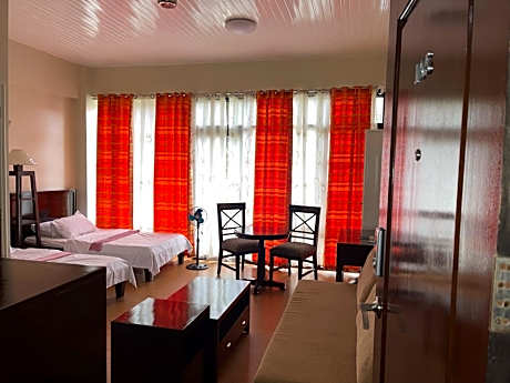 3 Pax Charming Foggy Cold Breeze, Cozy Gardenville Hotel
