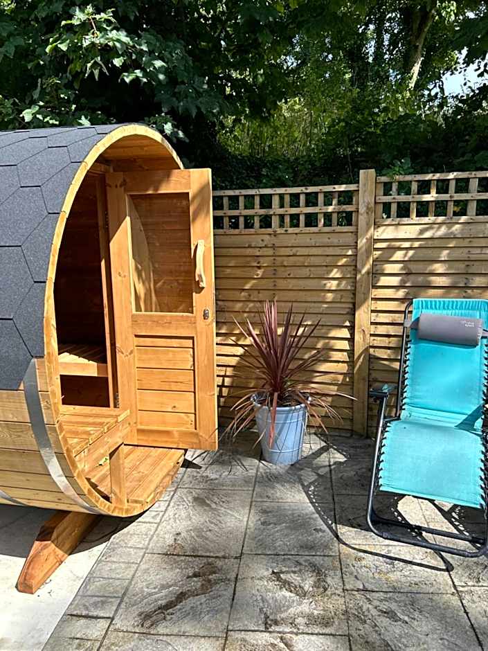 Paddock Pod - Sleeps 4 & Roofed Over Private Hot Tub & NEW SAUNA