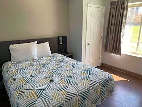 1 Queen Bed | ADA/RI Shower/Nsmk/Kitchen