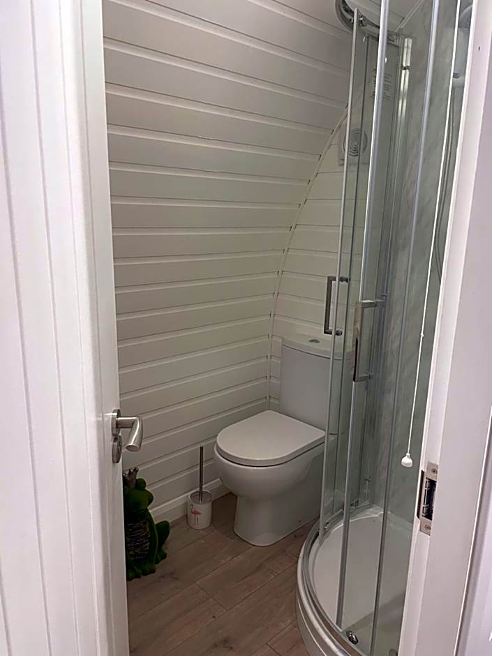 Paddock Pod - Sleeps 4 & Roofed Over Private Hot Tub & NEW SAUNA