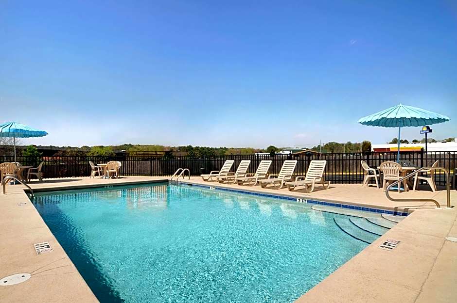 Days Inn by Wyndham Columbus-North Fort Moore