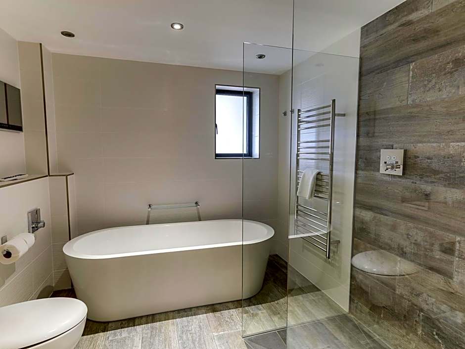 The Pickwick Inn & Oliver's Restaurant