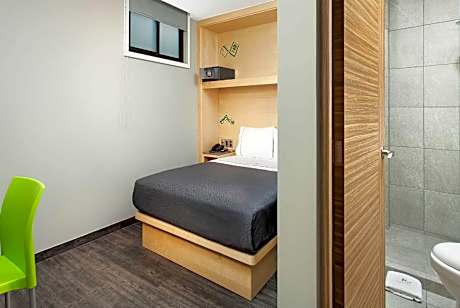 Queen Room - Non-Smoking